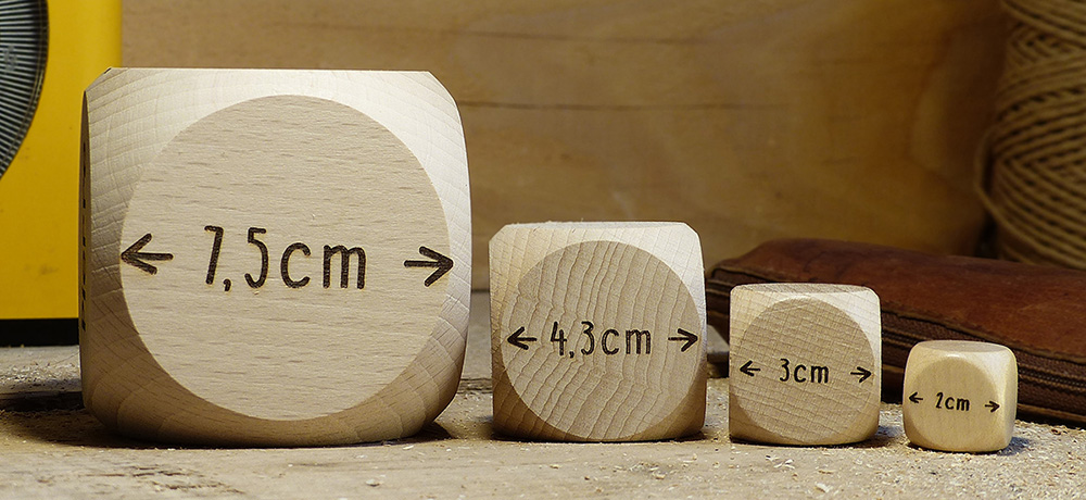 Nuestros diferentes tamaños de dados para personalizar, 2 cm, 3 cm, 4 cm o 7,5 cm